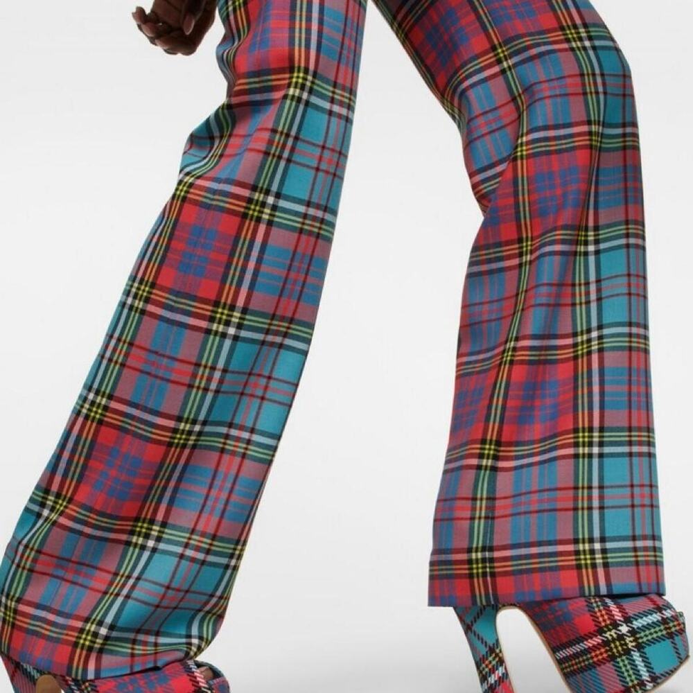 Stand out in vivienne westwoods - Picture 4 of 8